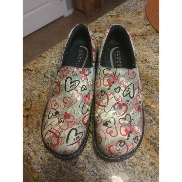 Women's Klogs LOVE Hearts Patent Leather 8M Nurse work CUTE AND COMFY clogs shoe - Picture 3 of 12